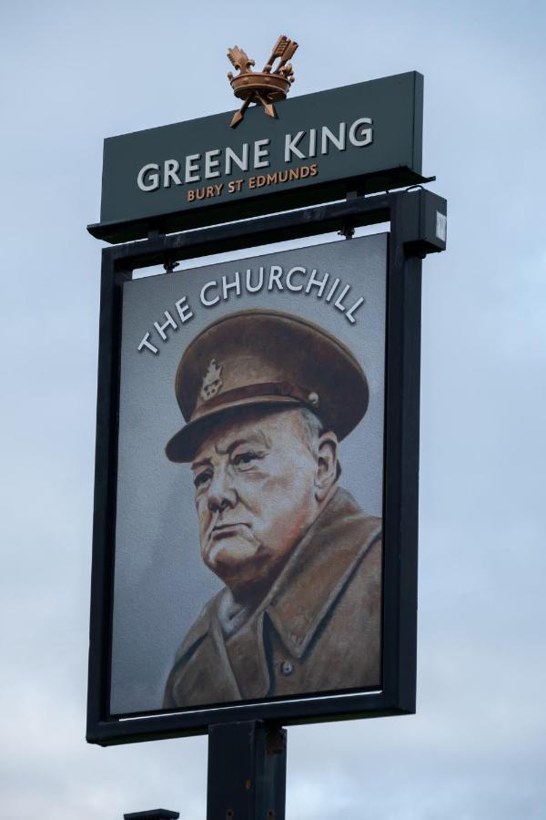 The Churchill By Greene King Inns Royal Wootton Bassett Bagian luar foto