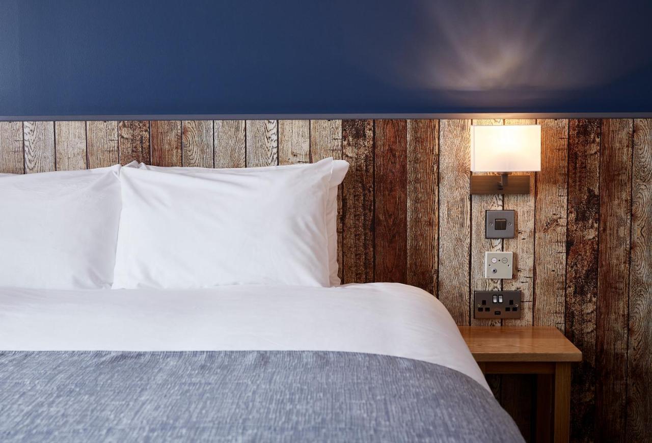 The Churchill By Greene King Inns Royal Wootton Bassett Bagian luar foto