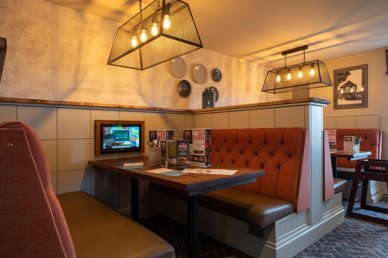 The Churchill By Greene King Inns Royal Wootton Bassett Bagian luar foto