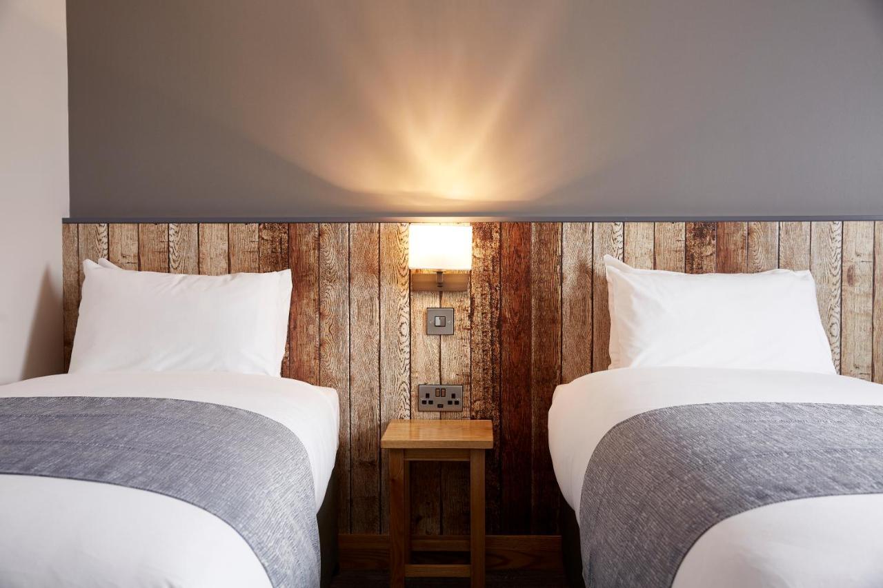 The Churchill By Greene King Inns Royal Wootton Bassett Bagian luar foto